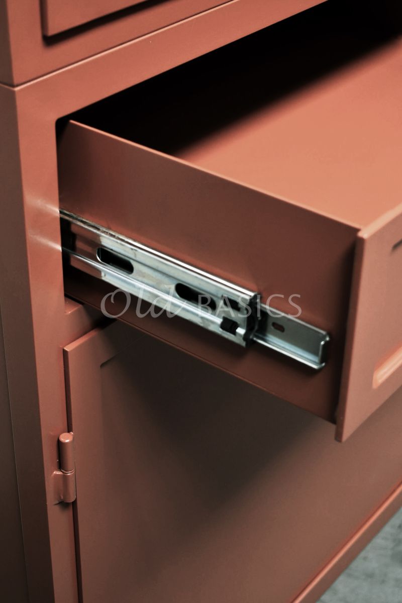 Detail van Apothekerskast Ferro, 3 deuren, RAL8004, rood, terra, bruin, oranje, materiaal staal